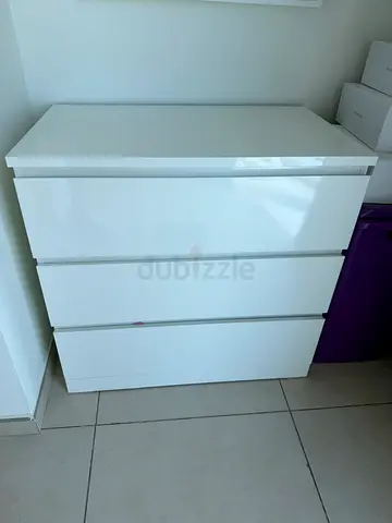 White 4-drawer Chest / Dresser - Good Condition  H: 78cm W: 80cm D: 48cm
