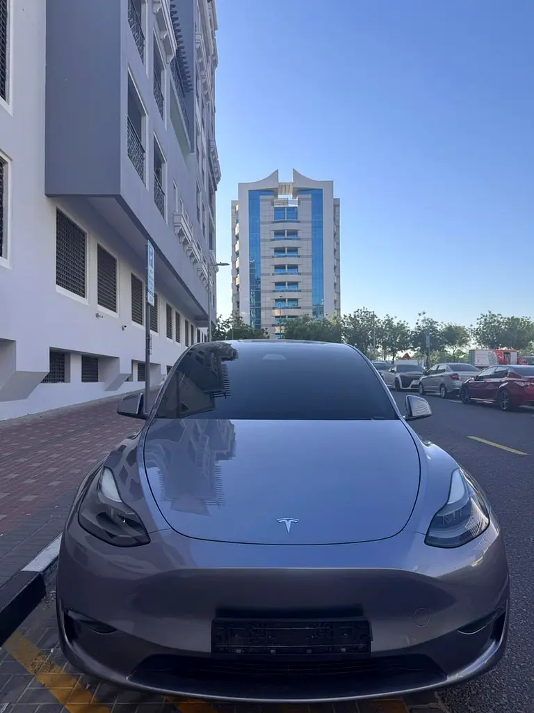 Tesla Model Y 2023 — photo 1 of 9