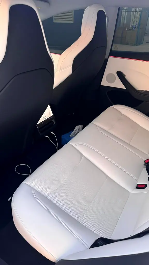 Tesla Model 3 2024 — photo 1 of 6