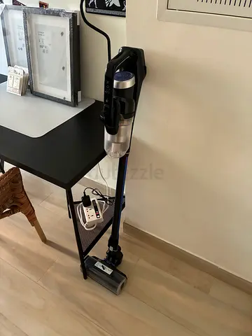 Cordless stick vacuum cleaner with charging base