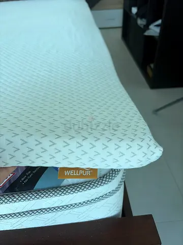Wellpur memory foam mattress topper (single) - Queen size