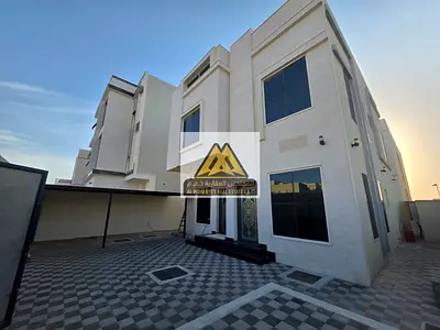 فيلا فاخرة مكونة من طابقين بتصميم راقٍ ومناسب للعائلات، تتميز بمساحات واسعة وتقسيم عملي يشمل مجلس وصالة ومطبخ وغرف ماستر وغرفة خادمة، مع أثاث كامل يو