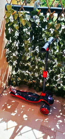 Kids 3-Wheel Scooter — Red  Black, In a good condition. Suitable for kids 3-8 years old
