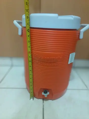 Used Rubbermaid Cooler 5 Gal Water