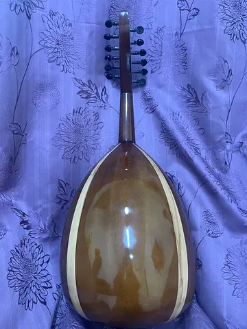 عود موديل بحريني صوت مميز ظهر ضلعين ابيض يوجد توصيل