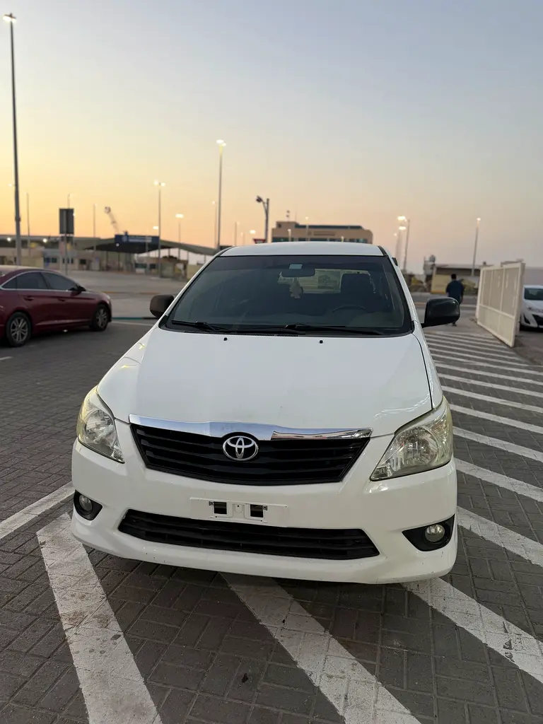 Toyota Innova 2015 — photo 1 of 6