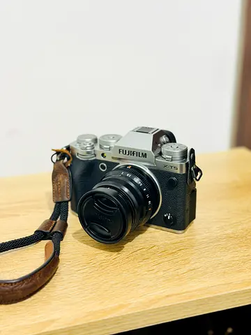 Fujifilm X-T5 Mirrorless Camera with 35mm Lens — Excellent Condition