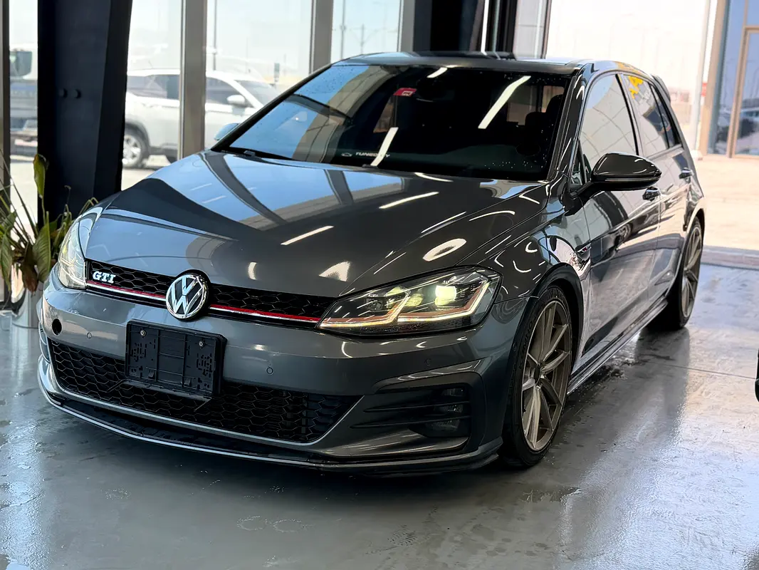 Volkswagen Golf 2018 — photo 1 of 9