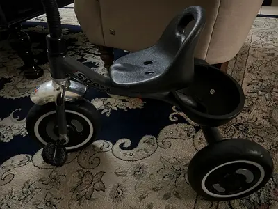 Compact toddler tricycle / ride-on with handle