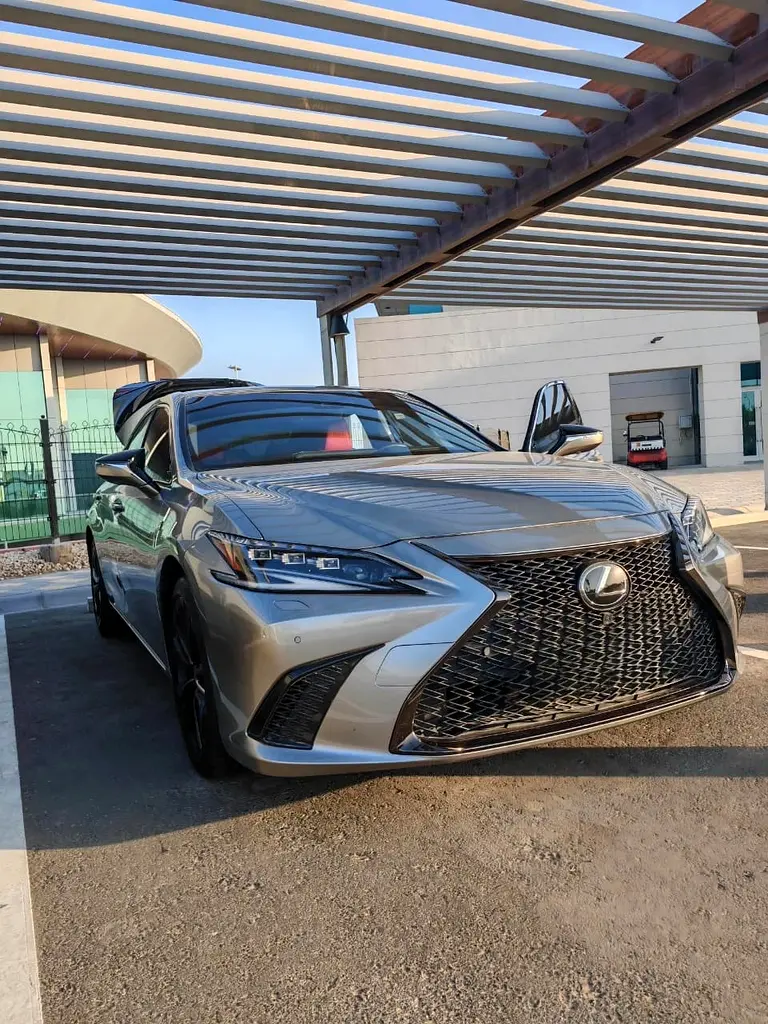 Lexus ES-Series 2025 — photo 1 of 9