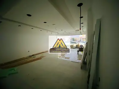 فرصة استثمارية وتجارية فائقة التميز للايجار السنوي محل تجاري بمساحة ضخمة جداً (أكبر من 50 متراً مربعاً) بموقع راق وحيوي للغاية في منطقة الروضة 3 عجمان