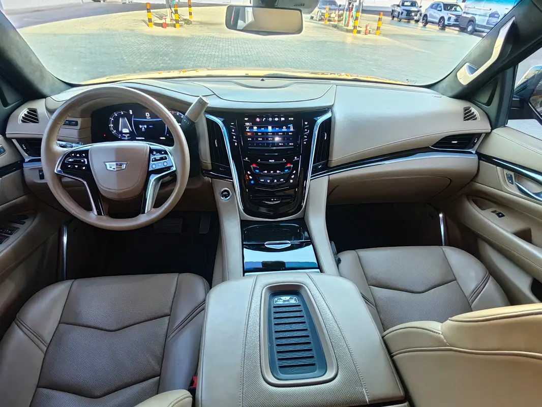 Cadillac Escalade 2018 — photo 1 of 16