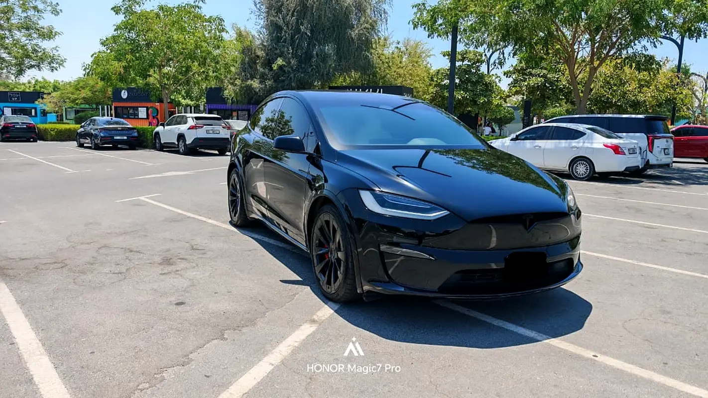 Tesla Model X 2023 — photo 1 of 10