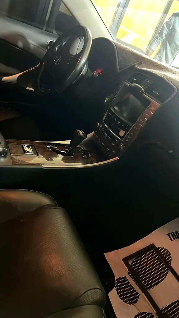 Lexus IS-Series 2009 — photo 1 of 6