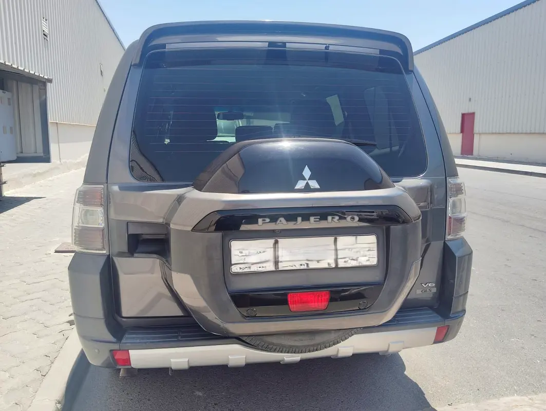 Mitsubishi Pajero 2015 — photo 1 of 8