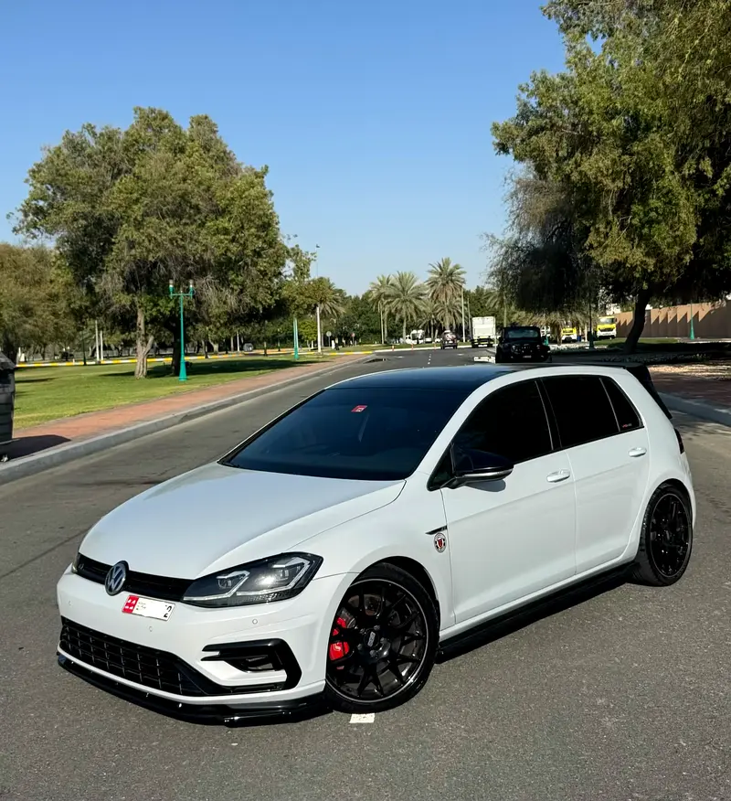 Volkswagen Golf 2018 — photo 1 of 10