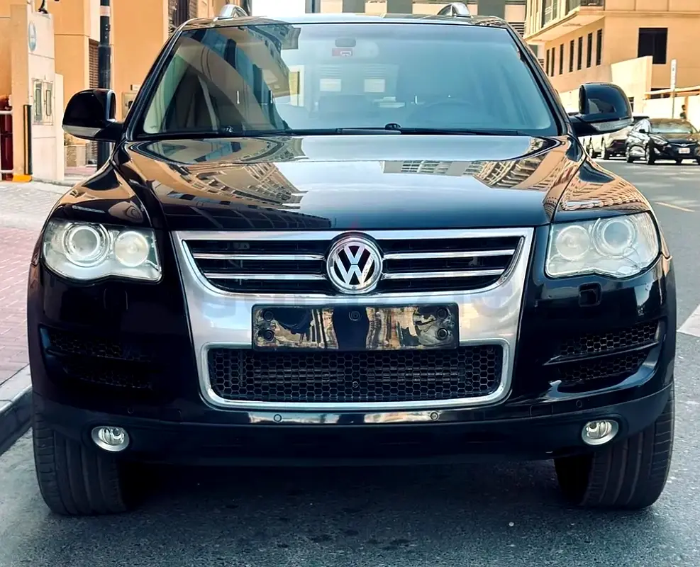 Volkswagen Touareg 2009 — photo 1 of 3