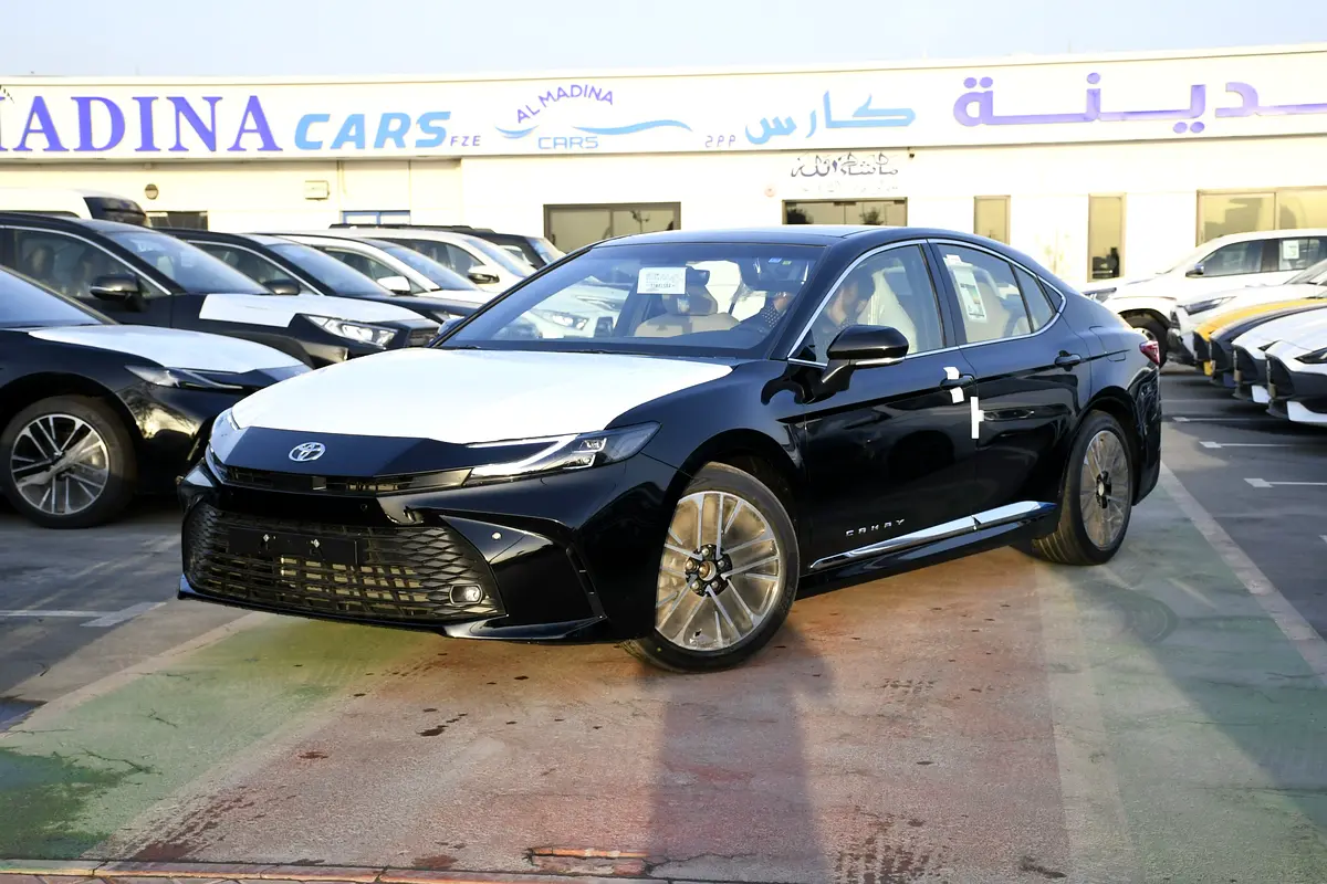 Toyota Camry 2026 — photo 1 of 17