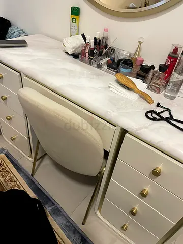 Dresser w mirror and chair