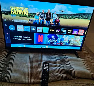 Hisense 32 inch Smart LED TV with Remote - Good Working Condition for urgent sell.