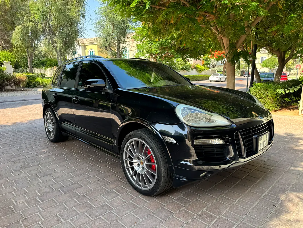 Porsche Cayenne 2010 — photo 1 of 8