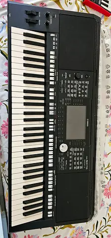 Yamaha PSR-S975 Keyboard with Built-in Speakers (61 keys)