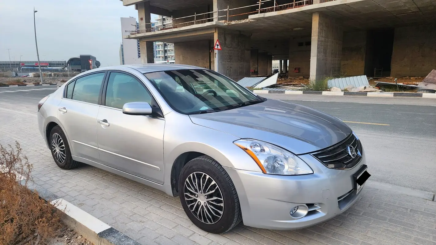 Nissan Altima 2011 — photo 1 of 11