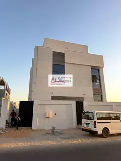 For sale, a villa in Al-Hoshi, 5 master rooms, in front of the garden