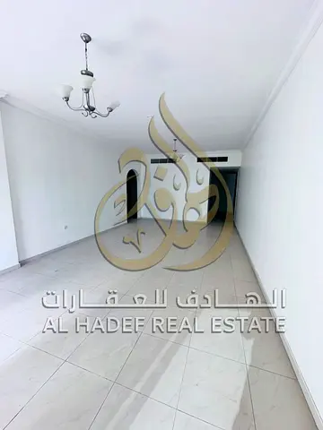 شقة فاخرة 3 غرف وصالة للإيجار في القصباء الشارقة بإطلالة بانورامية كاملة بلكونتين وغرفة خادمة مساحات واسعة برج عائلي باركن مجاني صيانة مجانية موقع ممي