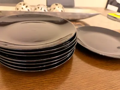 Set of 8 Black dinner plates - Good Condition