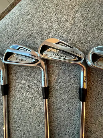 Set of Titleist 714 AP2 Forged Golf Irons (used) with bag