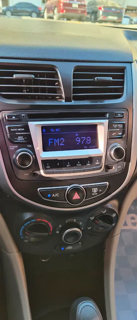 Hyundai Accent 2016 — photo 1 of 8