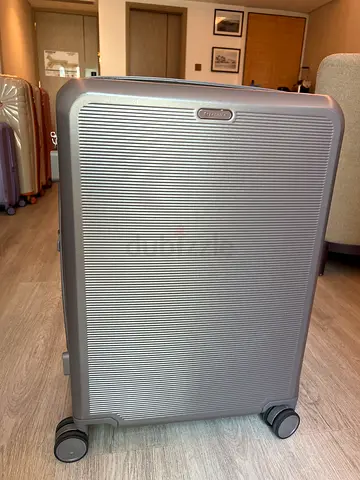 Medium Size Hard-Shell Suitcase (Great Condition) | Expandable