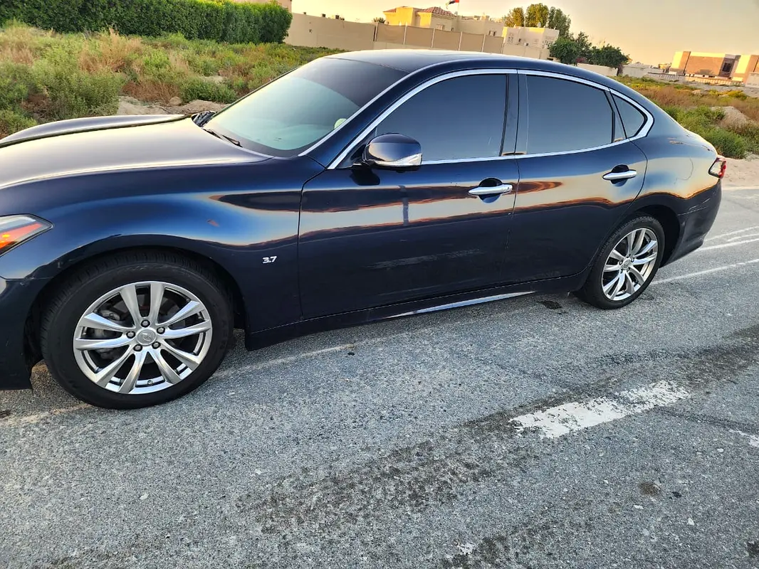 Infiniti Q70 2017 — photo 1 of 9