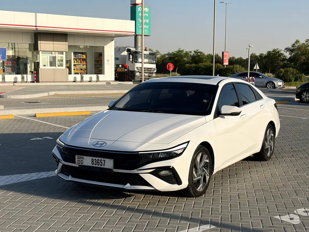 Hyundai Elantra 2025 — photo 1 of 10