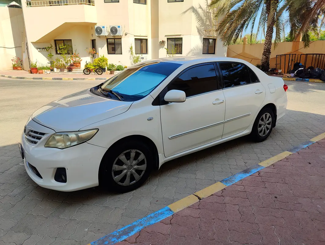 Toyota Corolla 2012 — photo 1 of 4