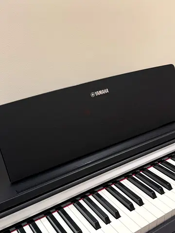 Yamaha digital piano - well maintained, realistic touch