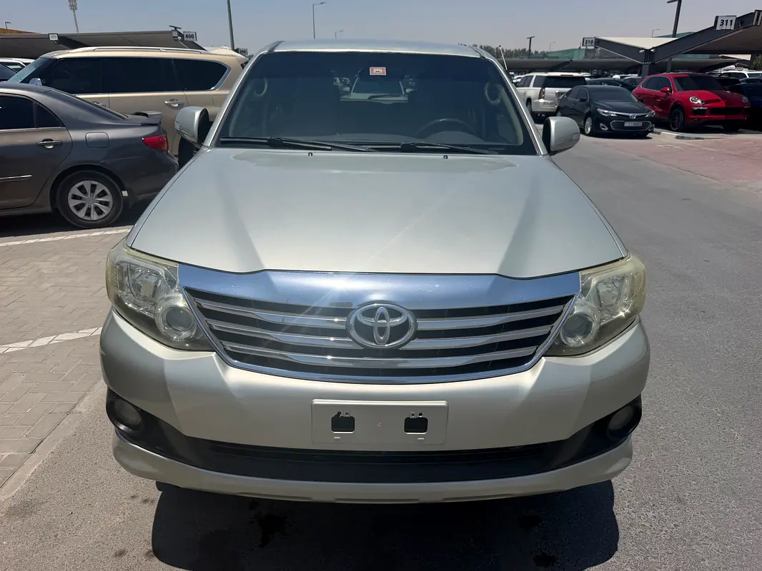 Toyota Fortuner 2013 — photo 1 of 9
