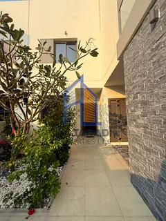 Unfurnished 3 Bedrooms villa with Kitchen Appliance II Vacant !!