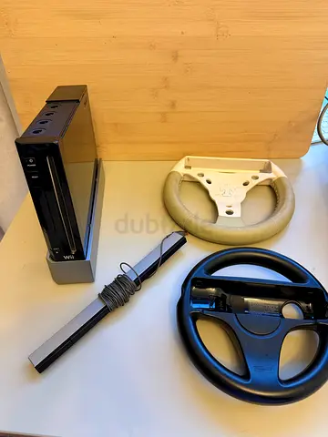 Nintendo Wii + Wii Sports + Mario Kart + Steering Wheels + 4 remotes