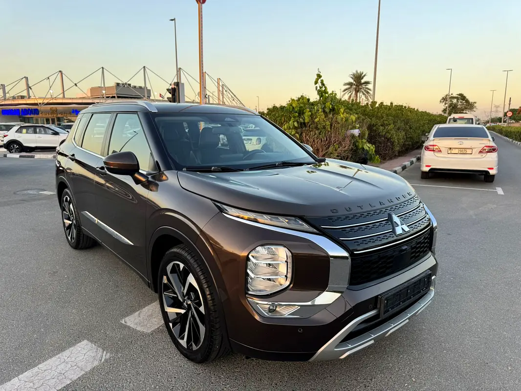 Mitsubishi Outlander 2024 — photo 1 of 20