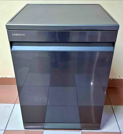 Samsung freestanding dishwasher With WiFiAssist - Good Condition
