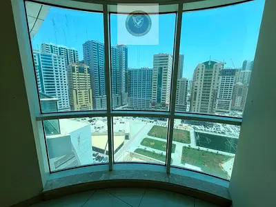افخم غرفتين وصالة باطلالة بانورامية مع بلكونة باطلالة مدينة مفتوحة و تكيف مجانا على المالك و باركين مجانا و جيم ومسبح مجانا و خزائن بالحائط و موزع غرف