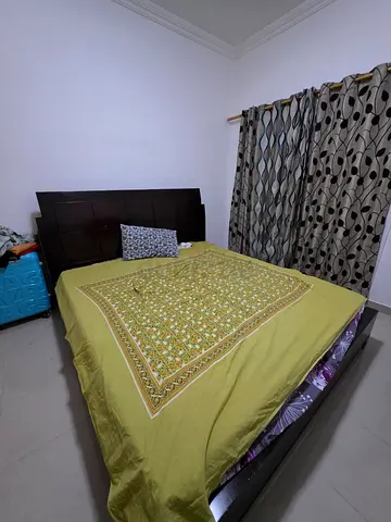 Queen size bed for sell in Al Nahda shj