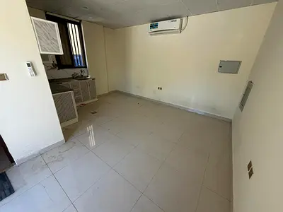 بنايه نضيفه - تكييف اسبيلت  - مساحه كبيره - موقع ممتاز - مطبخ شبه منفصل - صيانه فري