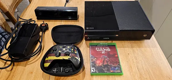 Xbox One, with Kinect, Halo Wars 2 and Custom Controller