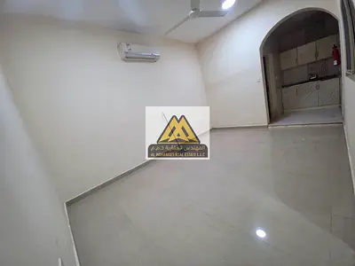 استوديو مميز بمساحة مناسبة ومطبخ شبه منفصل (تكييف سبليت) للإيجار السنوي في الروضة 2 عجمان، مخرج سريع لطريق الشيخ محمد بن زايد بسعر 18 ألف على 4 دفعات