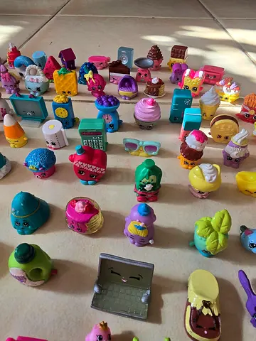 Collection of shopkins toys all for 200aed