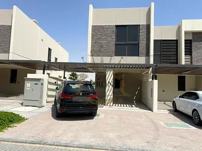 Single Row| Near Park&Facing Mall |Available 01/07