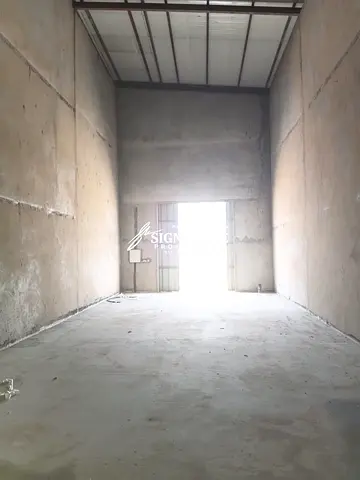 مستودع للإيجار بمساحة 1200 قدم مربع، مزود بكهرباء ثلاثية الطور (3 Phase)، في منطقة الجرف الصناعية - عجمان.
